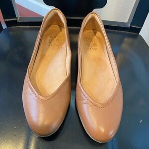 Naturalizer 8M tan beige Vivienne ballet flat